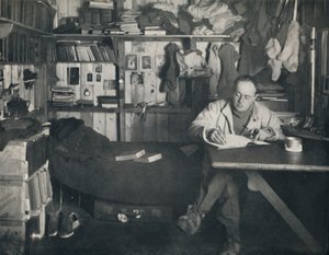 El capitán Scott escribiendo su diario en la cabaña en Cape Evans de Herbert Ponting