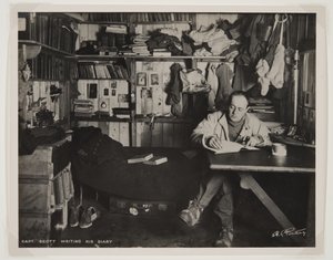 Capitán Scott escribiendo su diario, durante la expedición Terra Nova (1910-13) al Polo Sur de Herbert Ponting