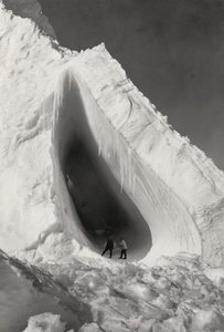 Cueva excavada en el hielo de Herbert Ponting
