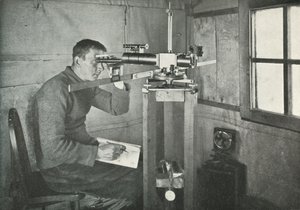 El Dr. Simpson en el Magnetómetro Unifilar, 1911, 1913