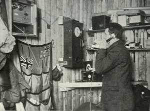 El Dr. Simpson en la cabaña al otro lado del teléfono cronometrando la observación, c1911, 1913 de Herbert Ponting