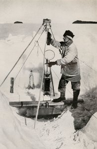 E. W. Nelson con la botella de agua aislada Nansen-Petersen, c1911, 1913 de Herbert Ponting