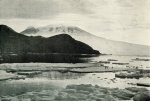 Entrando en el Sonido de McMurdo - Cabo Bird y Monte Erebus, c.1910-1913 de Herbert Ponting