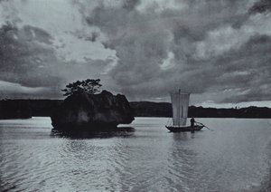 Atardecer en el mar interior (foto en blanco y negro)