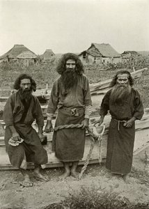 Happu Konno, el cazador en el centro y dos pescadores ainu, 1910 de Herbert Ponting