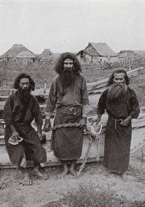Happukonno, el cazador (en el centro), y dos pescadores Ainu de Herbert Ponting
