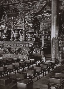Interior de un templo budista (foto en b/n)