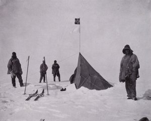 "Era una bandera negra, la bandera noruega. Amundsen fue el primero en llegar al polo" de Herbert Ponting