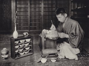 Japón en la década de 1920: Pintando porcelana de Herbert Ponting