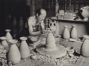 Japón en los Años 1920: Alfarero en el Trabajo
