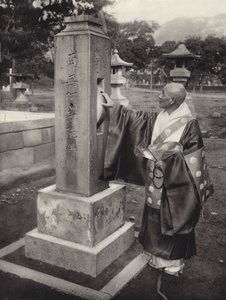 Japón en 1920: Rueda de oración y sacerdote budista de Herbert Ponting