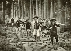 Damas japonesas yendo a los santuarios, Nikko, 1910 de Herbert Ponting