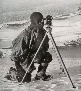 Teniente E. R. G. R. Evans realizando un levantamiento con el teodolito de cuatro pulgadas, octubre de 1911, 1913 de Herbert Ponting