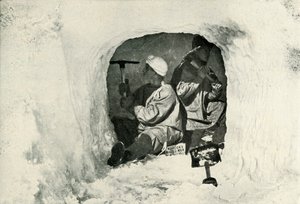 Teniente Evans y Nelson cortando una cueva para almacenamiento en frío, 12 de enero de 1911 de Herbert Ponting