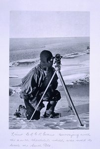 El teniente Evans topografiando con el teodolito de 4 pulgadas utilizado para localizar el Polo Sur, de 