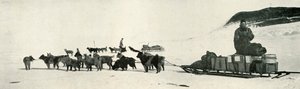 Meares y Demetri con sus equipos de perros saliendo de Hut Point, c1911, 1913 de Herbert Ponting