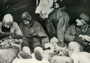 Miembros del Partido Polar entrando en sus sacos de dormir, c1911 de Herbert Ponting