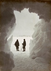 Hombres en el exterior de una cueva excavada en el hielo durante una expedición a la Antártida. de Herbert Ponting