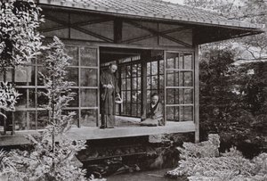 Namikawa San alimentando a sus carpas de Herbert Ponting