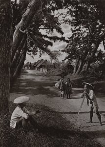 En el viejo Tokaido (foto en blanco y negro) de Herbert Ponting
