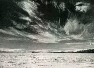 Nubes cirrus notables sobre el glaciar Barne, 19 de diciembre de 1911, 1913