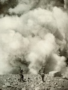 Humo y vapor saliendo del cráter de Asama después de la explosión, 1910 de Herbert Ponting