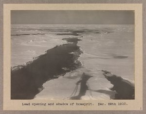 El Terra Nova (1884) aguantó en la banquisa de Herbert Ponting