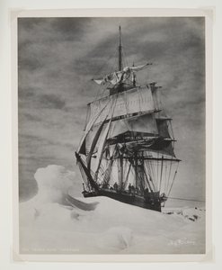 El Terra Nova atrapado en el hielo
