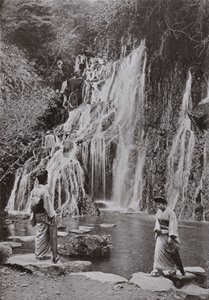 La cascada de las joyas caídas en Yumoto (foto en b/n) de Herbert Ponting