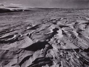 "Las grandes olas de nieve congelada levantadas por el viento" de Herbert Ponting
