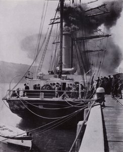 "El pequeño barco dejó Port Chalmers en la última etapa de su viaje" de Herbert Ponting