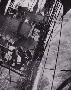 "El barco se balanceaba y se esforzaba y se movía como un corcho" de Herbert Ponting