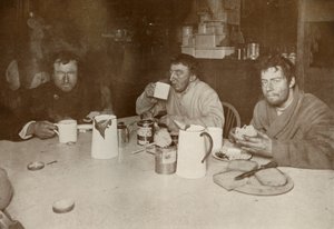 Wilson, Bowers y Cherry-Garrard en su regreso de Cape Crozier, 1 de agosto de 1911, 1913 de Herbert Ponting