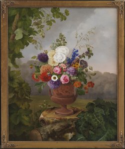 Jarrón de estilo griego con flores, sobre un tocón de árbol de Hermania Neergaard