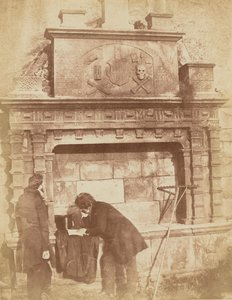 [D.O.Hill y un amigo en el monumento a Bethune, Greyfriars, Edimburgo] de Hill and Adamson