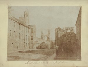 El Extremo Este de South Street, St. Andrews, con las Ruinas de la Catedral en la Distancia