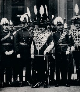 El futuro Rey Eduardo VII y oficiales de los Húsares de Oxfordshire de la Reina, 1897-1911 de Hills and Saunders