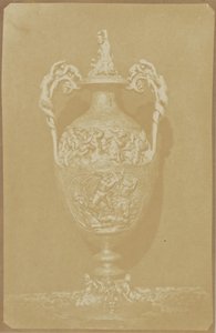 [Jarrón ornamentado con asas] de Hippolyte Bayard