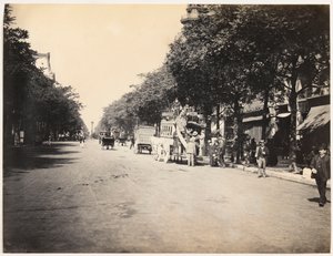 Ómnibus en un bulevar de París, hacia 1890 (fotografía en blanco y negro)