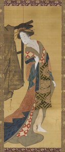 Una cortesana de pie cerca de un perchero, período Edo de Hishikawa Sori