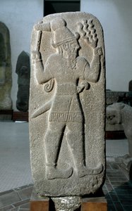 Civilización hitita: estela en basalto del dios de la Tempestad. Imperio neo hitita. Siglo IX a.C. de Babilonia. Museo Arqueológico de Estambul de Hittite
