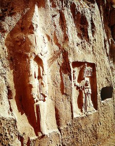 El dios de la espada y Tudhaliya IV abrazados por un dios de Hittite