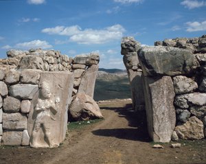 La puerta del rey, con relieve inferior a la izquierda representando al dios de la guerra de Hittite Hittite