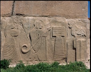 Vista de la base de los relieves de la Puerta de la Esfinge de Hittite Hittite