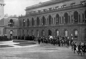 Procesión fúnebre de la Reina Victoria saliendo de Osborne House, Isla de Wight, 1 de febrero de 1901 de Hughes and Mullins
