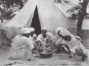 África: Marineros árabes en una comida (foto b/n)
