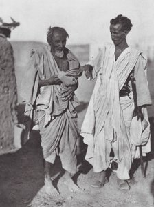 África: Hombres Bisharin, desierto de Nubia (foto b/n)