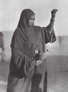 África: Mujer Bisharin hilando, desierto de Nubia (foto b/n)