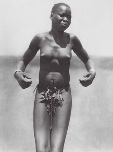 África: Niña bailarina, Djur oriental (foto b/n)