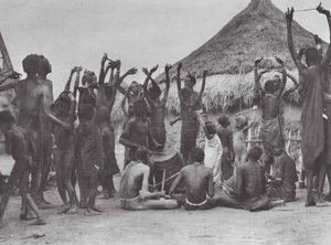 África: Dinka cow-dance (foto b/n)